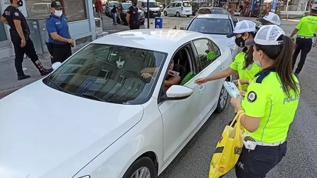 Tek tek araç sürücülerine hayat kurtaracak kuralları hatırlattı