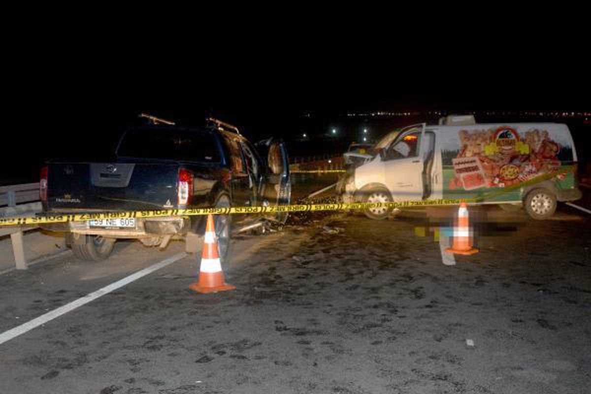 Ters yöne giren minibüs ile kamyonet çarpıştı: 1 ölü, 2 yaralı