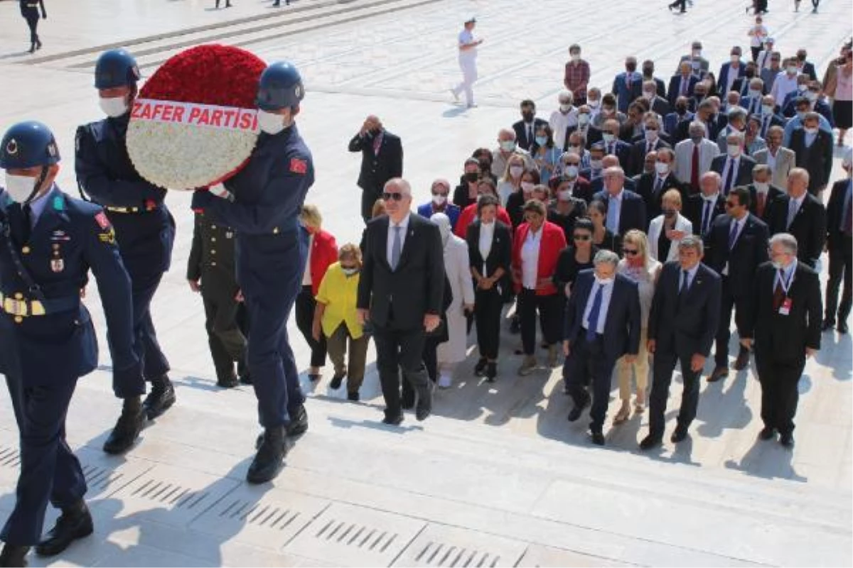 Ümit Özdağ, Anıtkabir\'i ziyaret etti