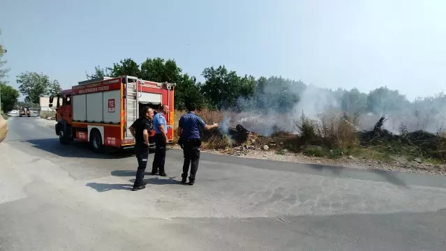 Yeşil alandaki yangın fabrikaya ulaşmadan söndürüldü