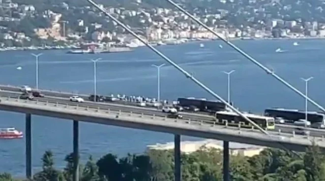 15 Temmuz Köprüsü'nde metrobüs arıza yaptı, yolcular köprü üzerinde bekledi