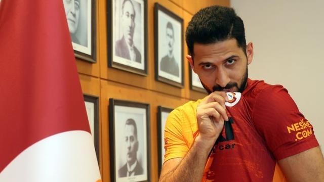 2023 yılına kadar Galatasaray'da değil! Yeni sözleşme uzatan Emre Akbaba, satış listesinde