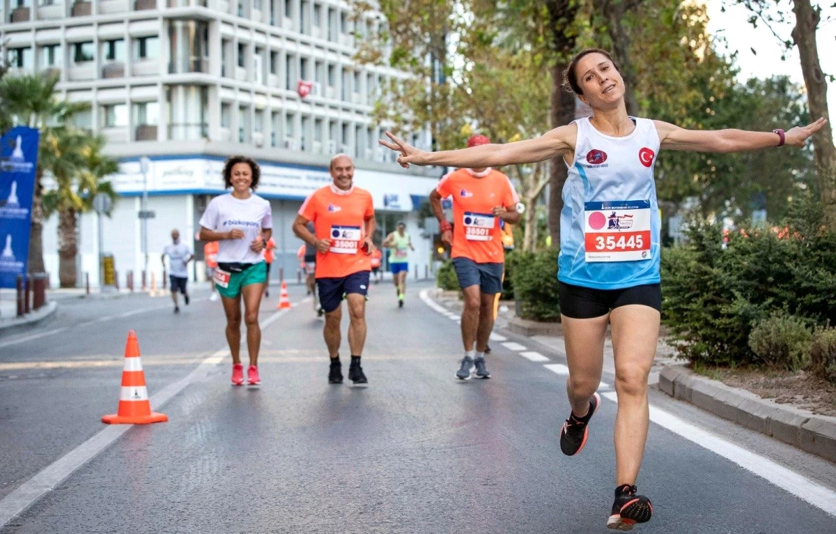 9 Eylül İzmir Yarı Maratonu\'na rekor katılım