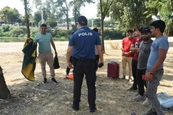 Afganistanlı göçmenler, 'Yunanistan sınır kapılarını açtı' söylentisi üzerine Edirne'ye akın etti