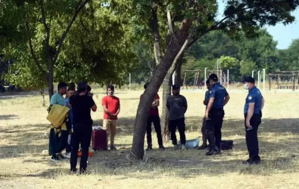 Afganistanlı göçmenler, 'Yunanistan sınır kapılarını açtı' söylentisi üzerine Edirne'ye akın etti