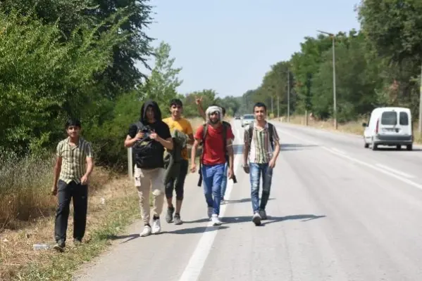 Afganistanlı göçmenler, 'Yunanistan sınır kapılarını açtı' söylentisi üzerine Edirne'ye akın etti