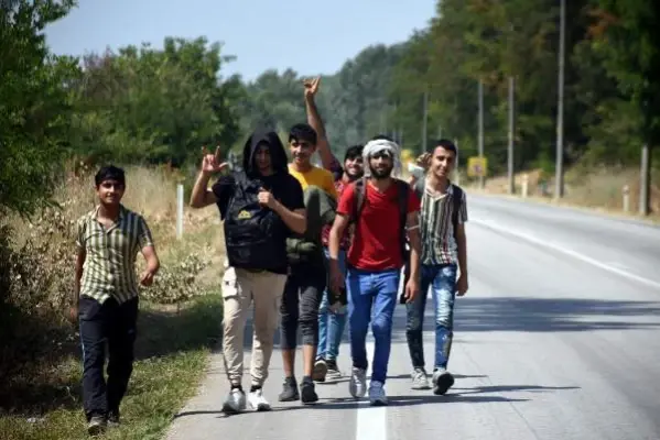 Afganistanlı göçmenler, 'Yunanistan sınır kapılarını açtı' söylentisi üzerine Edirne'ye akın etti