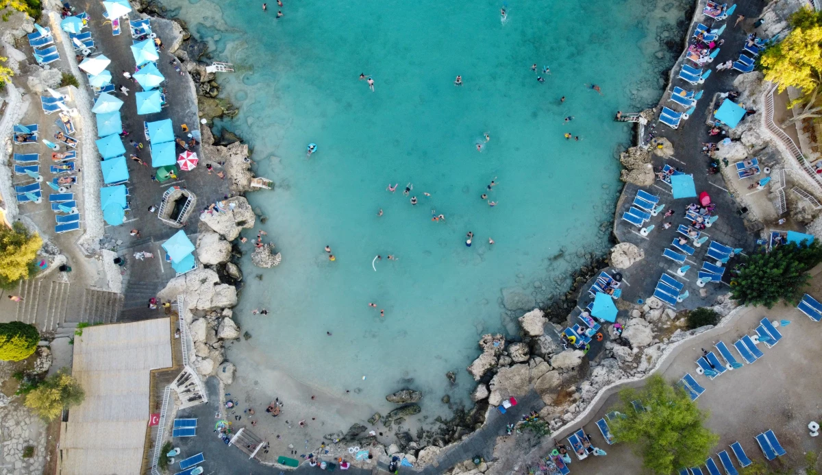 Akdeniz\'in "doğal havuzu" Yapraklı Koy, tatilcilerin gözdesi oldu
