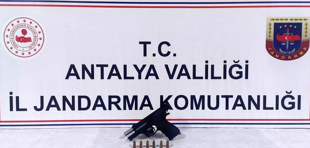 Antalya\'da ruhsatsız tabanca ele geçirildi