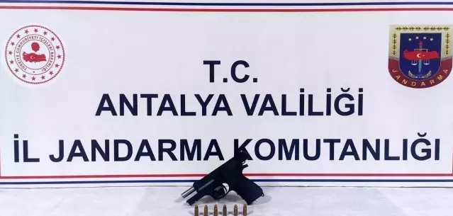 Antalya'da ruhsatsız tabanca ele geçirildi Antalya'da ruhsatsız tabanca ele geçirildi