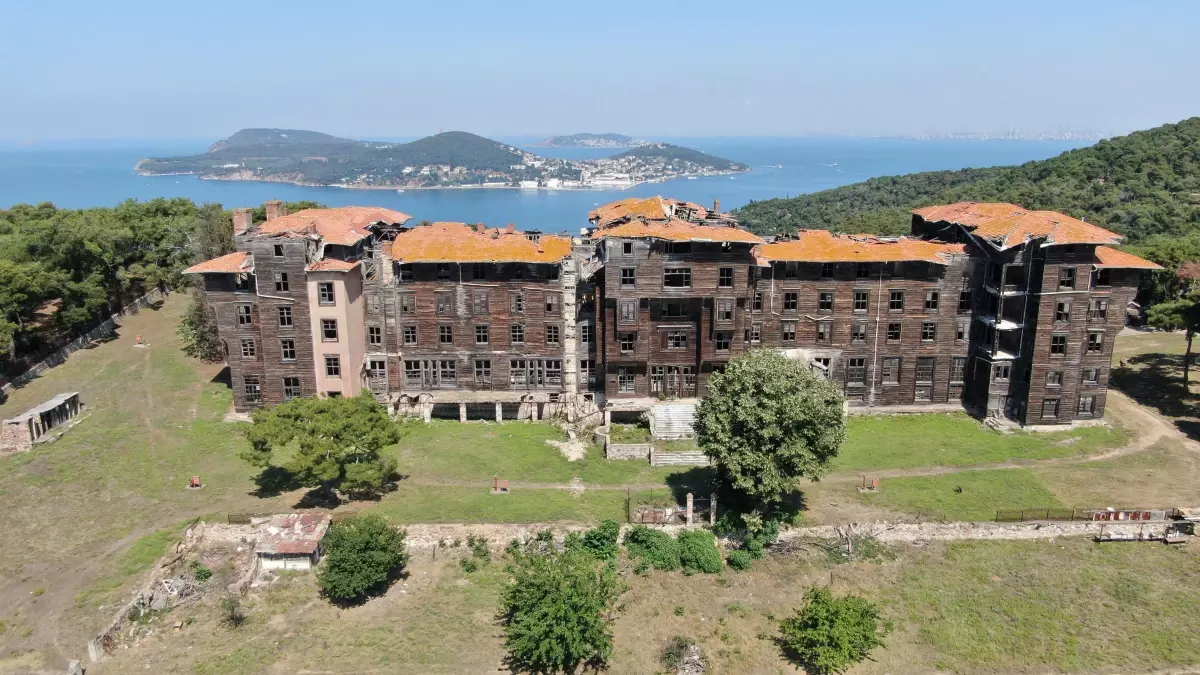 Dünyanın ikinci en büyük ahşap yapısı Büyükada Rum Yetimhanesi için restorasyon çalışmaları başlıyor