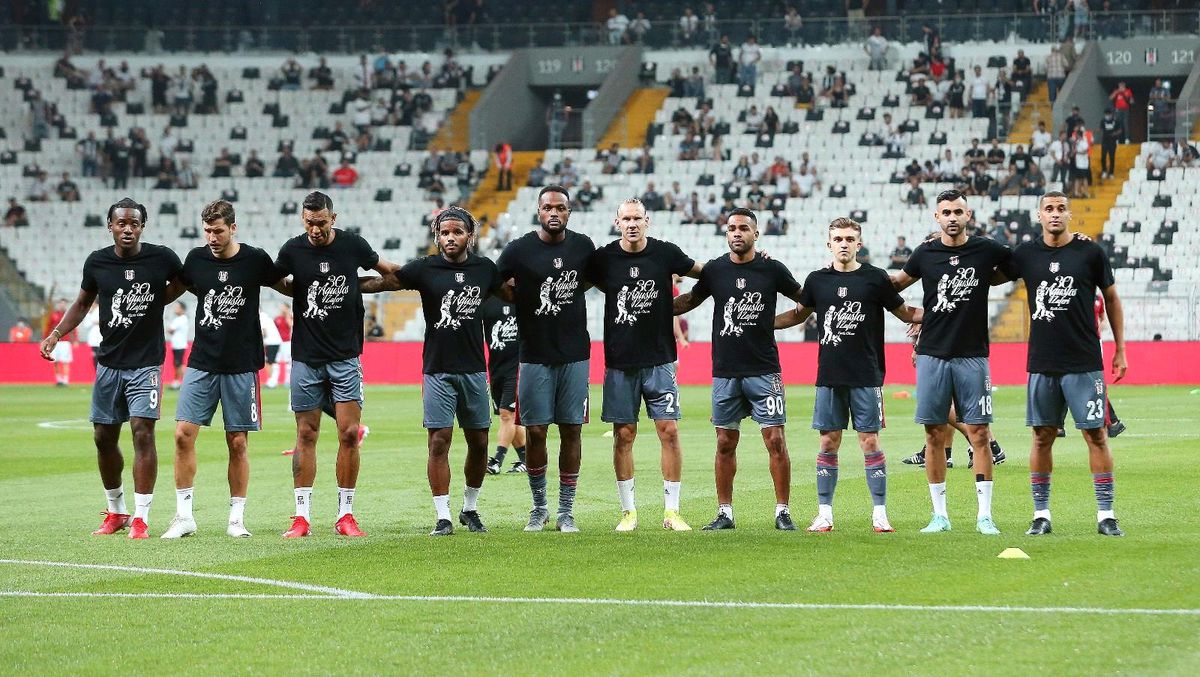 Beşiktaş ısınmaya 30 Ağustos tişörtleriyle çıktı