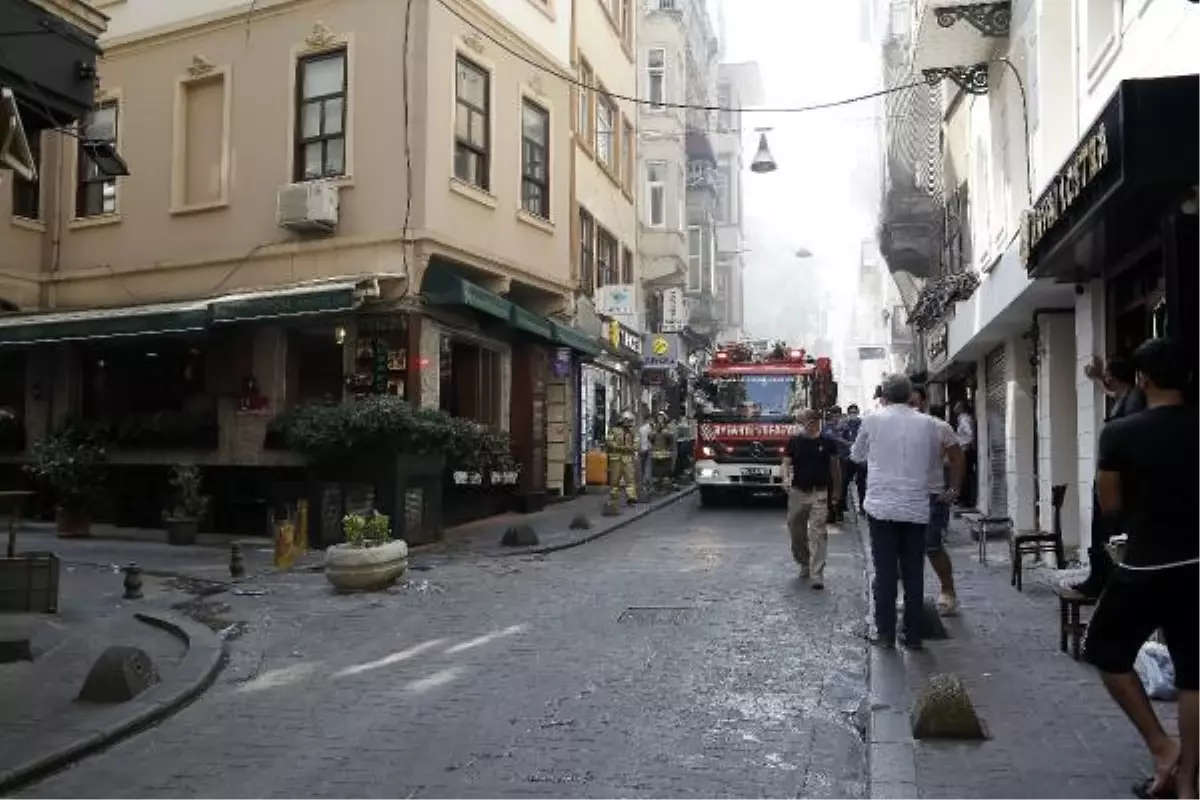 BEYOĞLU\'NDA DAR SOKAKLAR VE UYGUNSUZ PARKLAR NEDENİYLE YANGINA GECİKMELİ MÜDAHALE