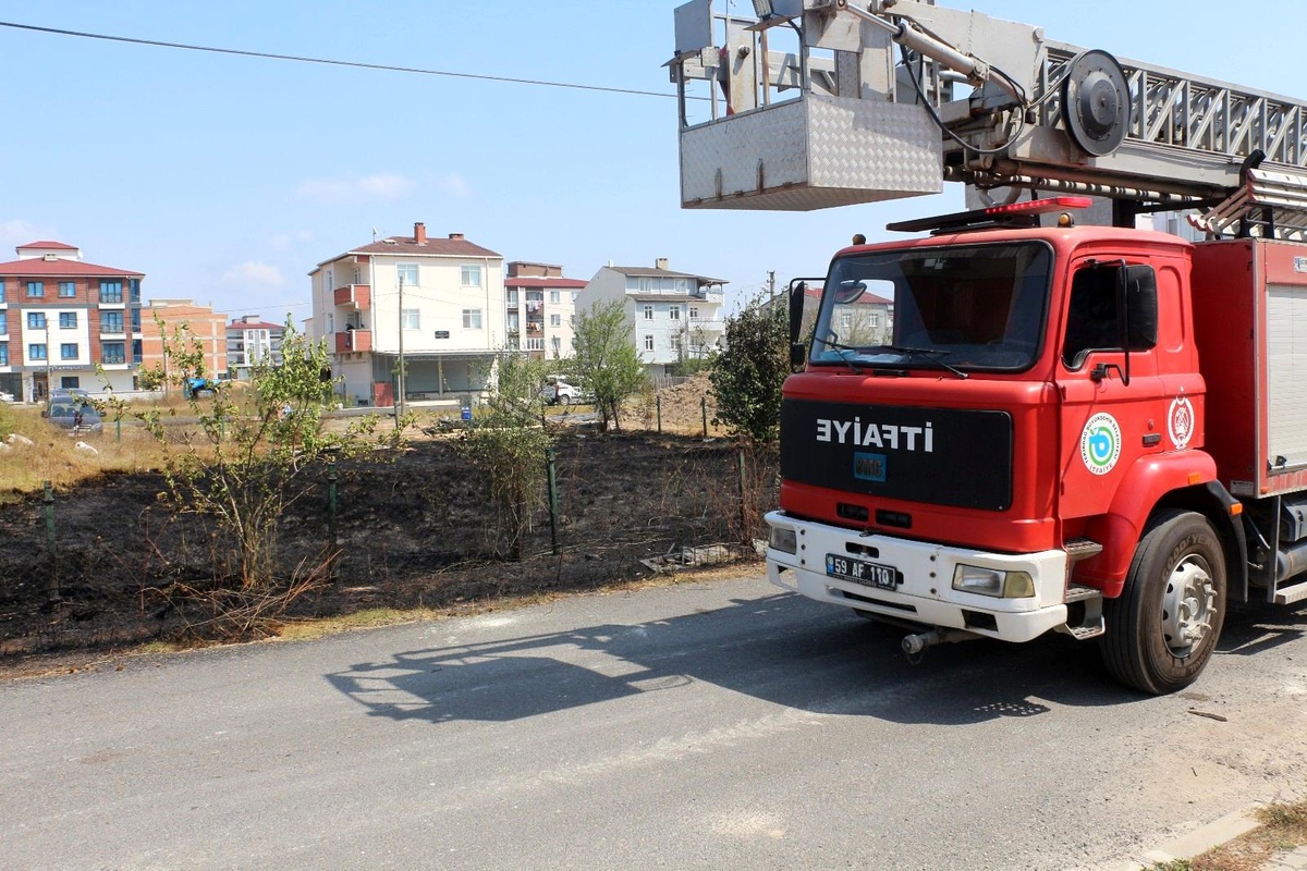 Son dakika 3. sayfa: Boş arazide çıkan yangın kontrol altına alındı