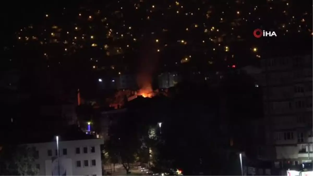 Bursa\'da gece saatlerinde 2 katlı binada korkutan yangın: 1 itfaiye eri yaralandı