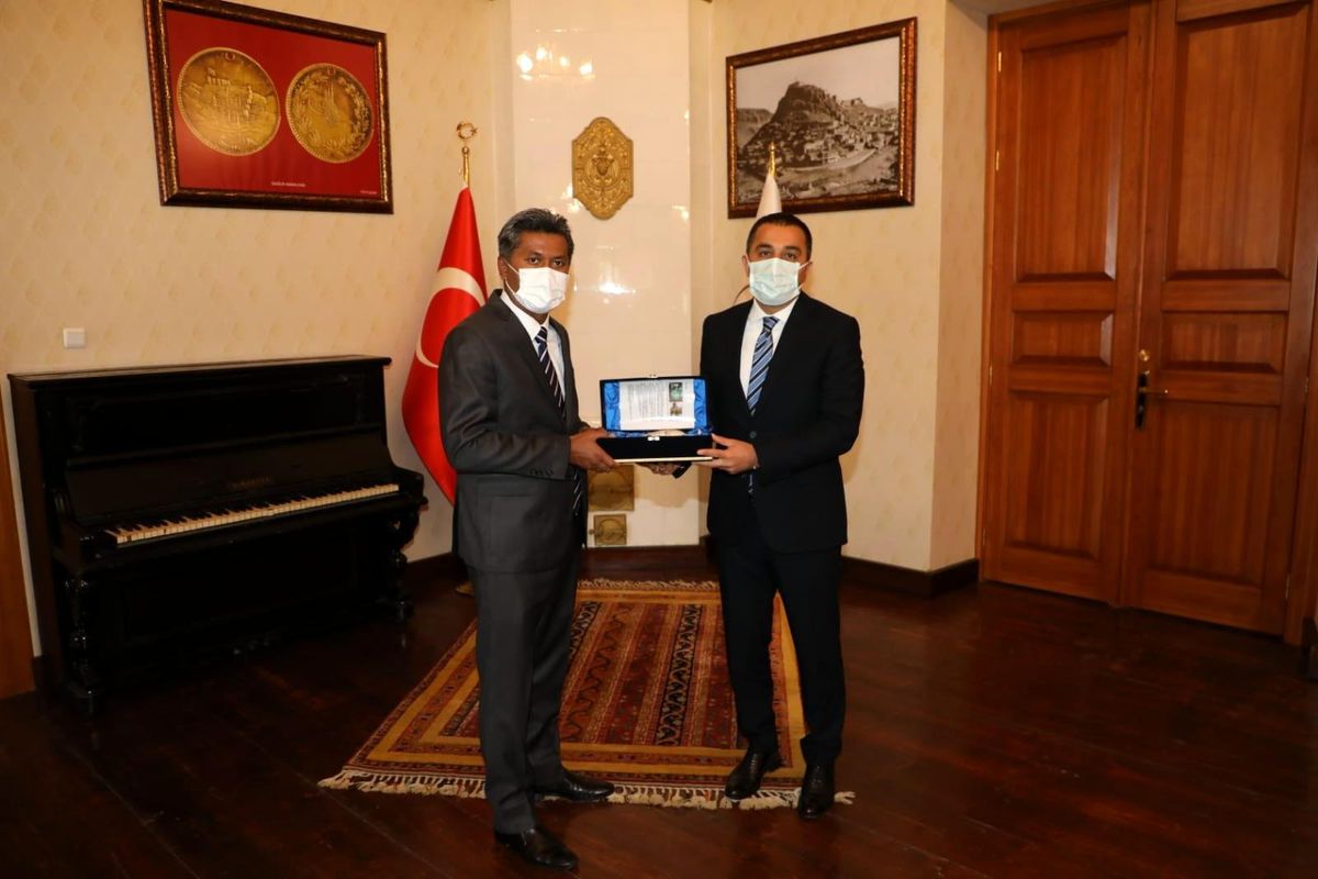 Büyükelçi Mohammed Rizvi Hassen Vali Öksüz\'ü ziyaret etti