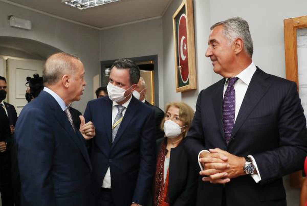 Son dakika haber... Cumhurbaşkanı Erdoğan, Osmanlı Eski Sefaretini ziyaret etti