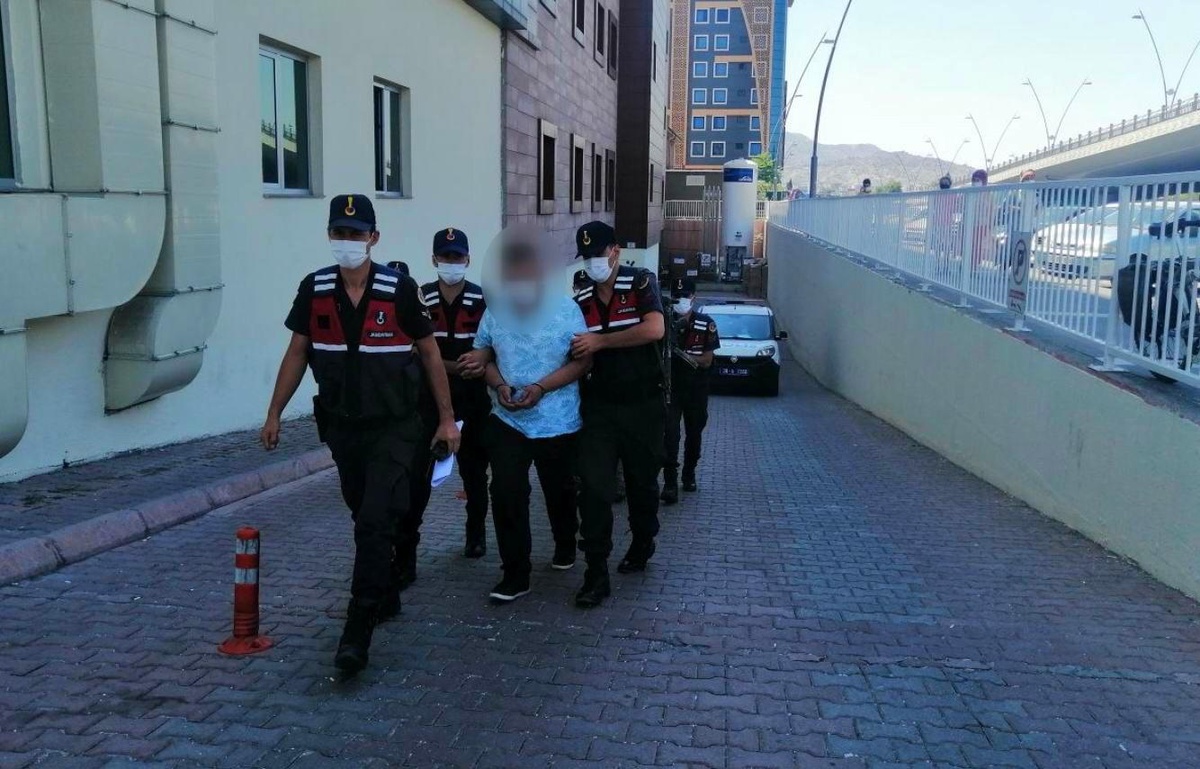Demir boru hırsızları jandarmadan kaçamadı