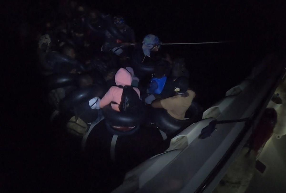 Didim\'de sürüklenen lastik bottaki 30 düzensiz göçmen kurtarıldı