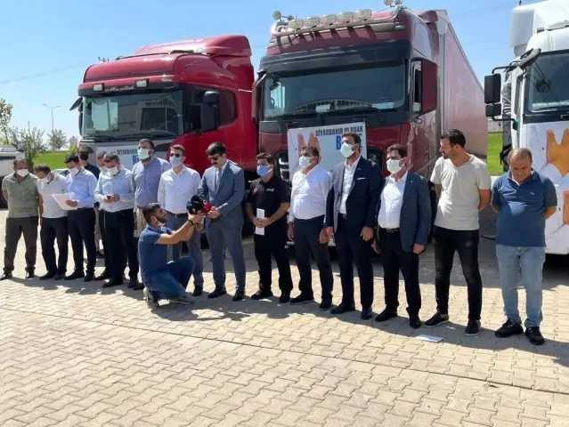 Diyarbakırlı iş adamlarından afet bölgesine 2 tır yardım Diyarbakırlı iş adamlarından afet bölgesine 2 tır yardım