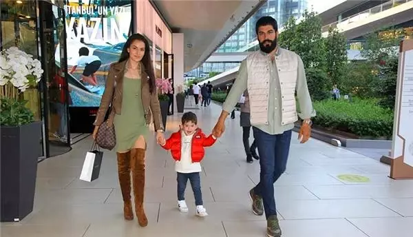 Fahriye Evcen ve Burak Özçivit'nin oğulları için ikinci bir dadı tuttu! Aylık maaşı dudak uçuklattı