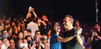 Haluk Levent, konserinde sağlık çalışanıyla dans etti