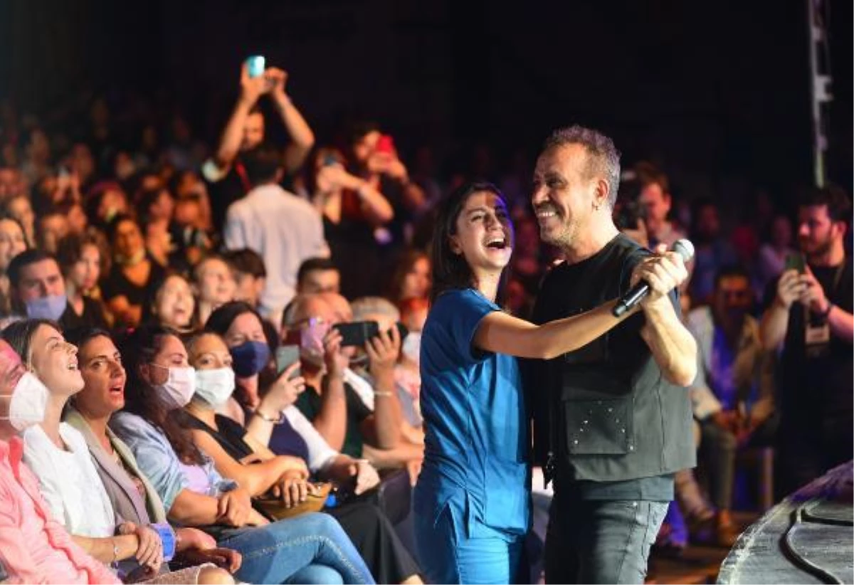 Haluk Levent, konserinde sağlık çalışanıyla dans etti