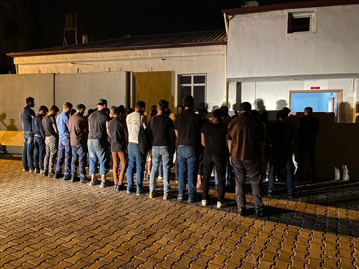 Hatay\'da 43 kaçak göçmen ve 3 organizatör yakalandı
