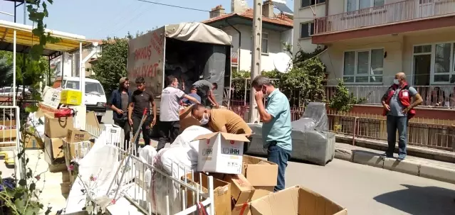 Isparta'da eşyalarıyla sokağa atılan ailenin İzmir'de evi olduğu ortaya çıktı