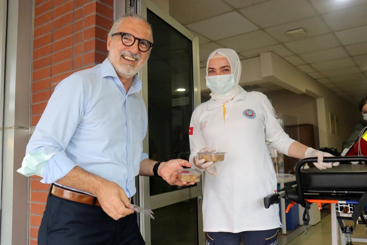 Son dakika yaşam: İzmit Belediyesi\'nden sağlık çalışanları ve polislere aşure ikramı