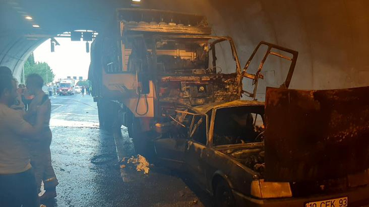 Alev alan otomobil kazasında 4 ölü, 2 yaralı