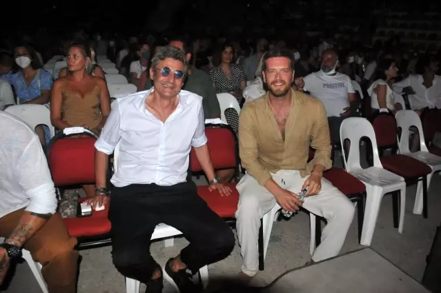 Kenan Doğulu Çeşme'de unutulmaz bir konser verdi