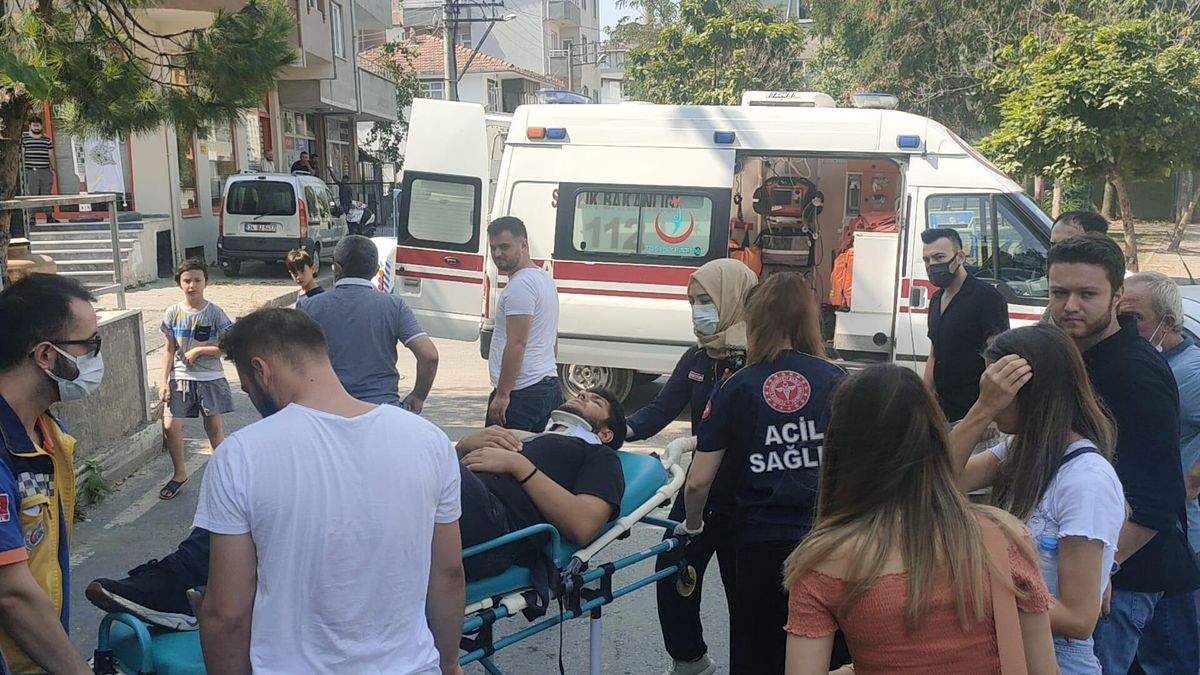 Kocaeli\'de hafif ticari araçla çarpışan motosikletin sürücüsü yaralandı