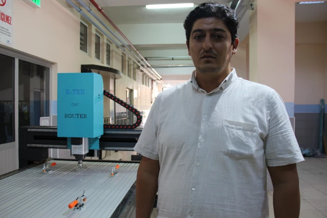Meslek lisesi öğrencileri okullarında CNC makinesi üretti