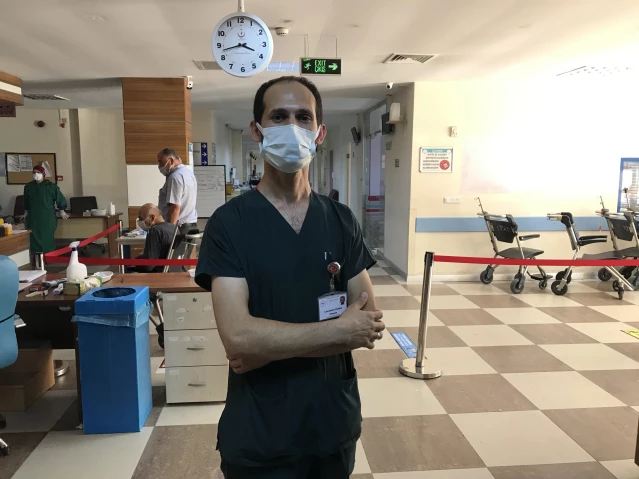 Kovid-19 hastalarının aşı yaptırmama pişmanlığına şahit olan hemşire aşı çağrısı yaptı