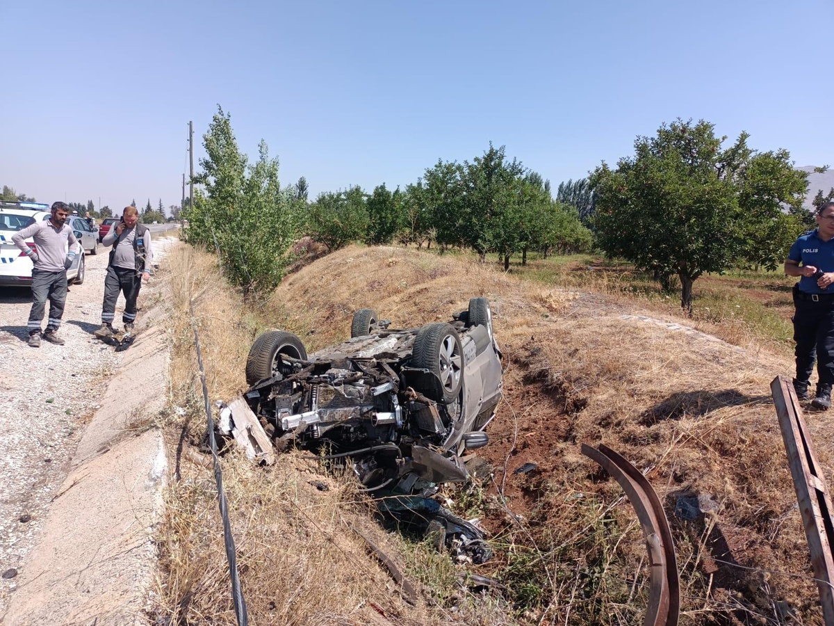 Malatya\'da direğe çarpan otomobil takla attı: 4 yaralı