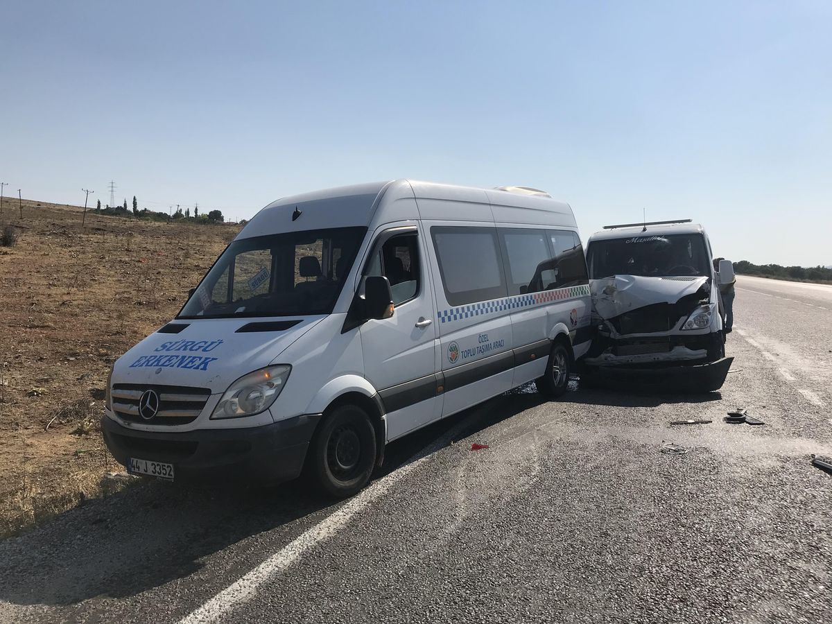 Malatya\'da yolcu minibüsü ile çekici çarpıştı: 3 yaralı