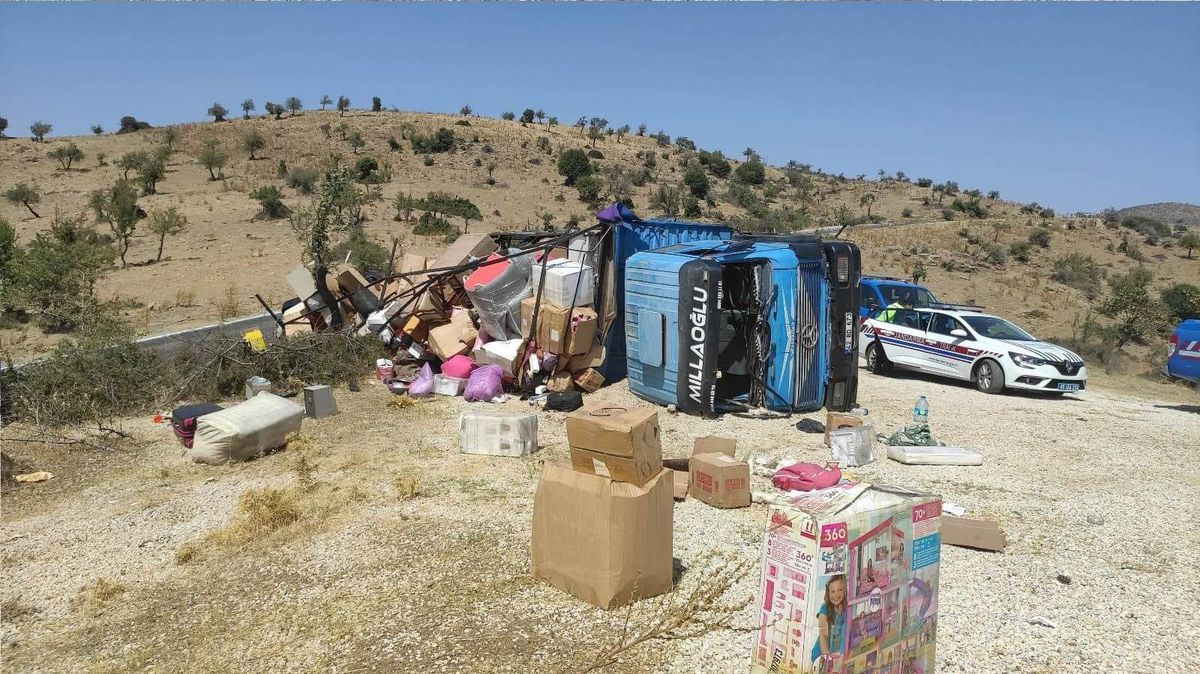 Manisa\'da nakliye kamyonu devrildi: 7 yaralı