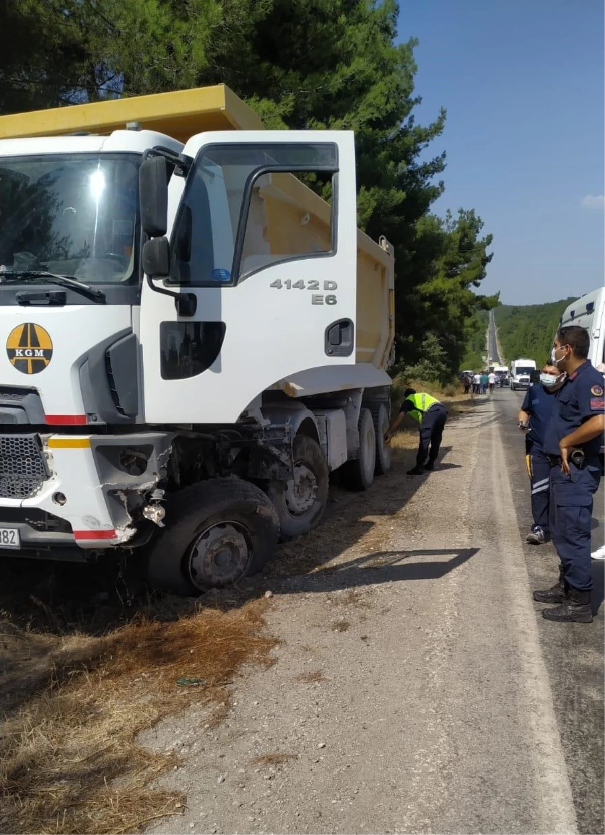 Manisa\'da otomobil ve kamyonun çarpışması sonucu sürücüler yaralandı