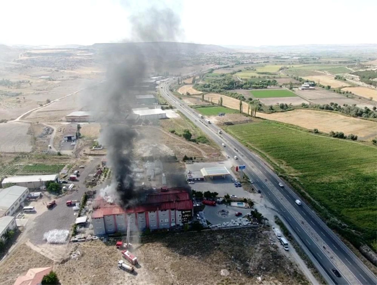 Son dakika haber... Mobilya fabrikasında çıkan yangına 10 araç ile 42 itfaiye personeli müdahale etti