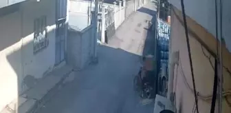 Motosikletiyle geldi, otomobil jantı ve lastiğini böyle çaldı