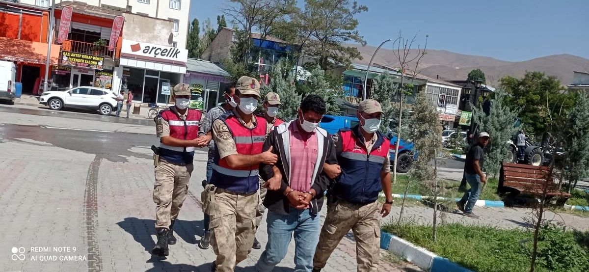 Muradiye\'de hırsızlık yaptılar, Erciş\'te yakalandılar