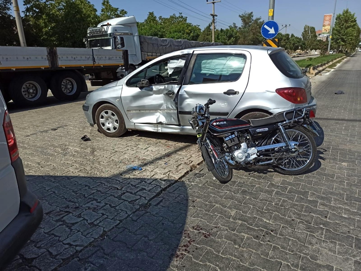 Otomobil ile motosiklet çarpıştı: 3 yaralı