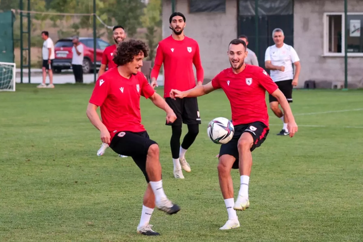 Samsunspor\'da 22 futbolcu geldi, 21 oyuncu gitti