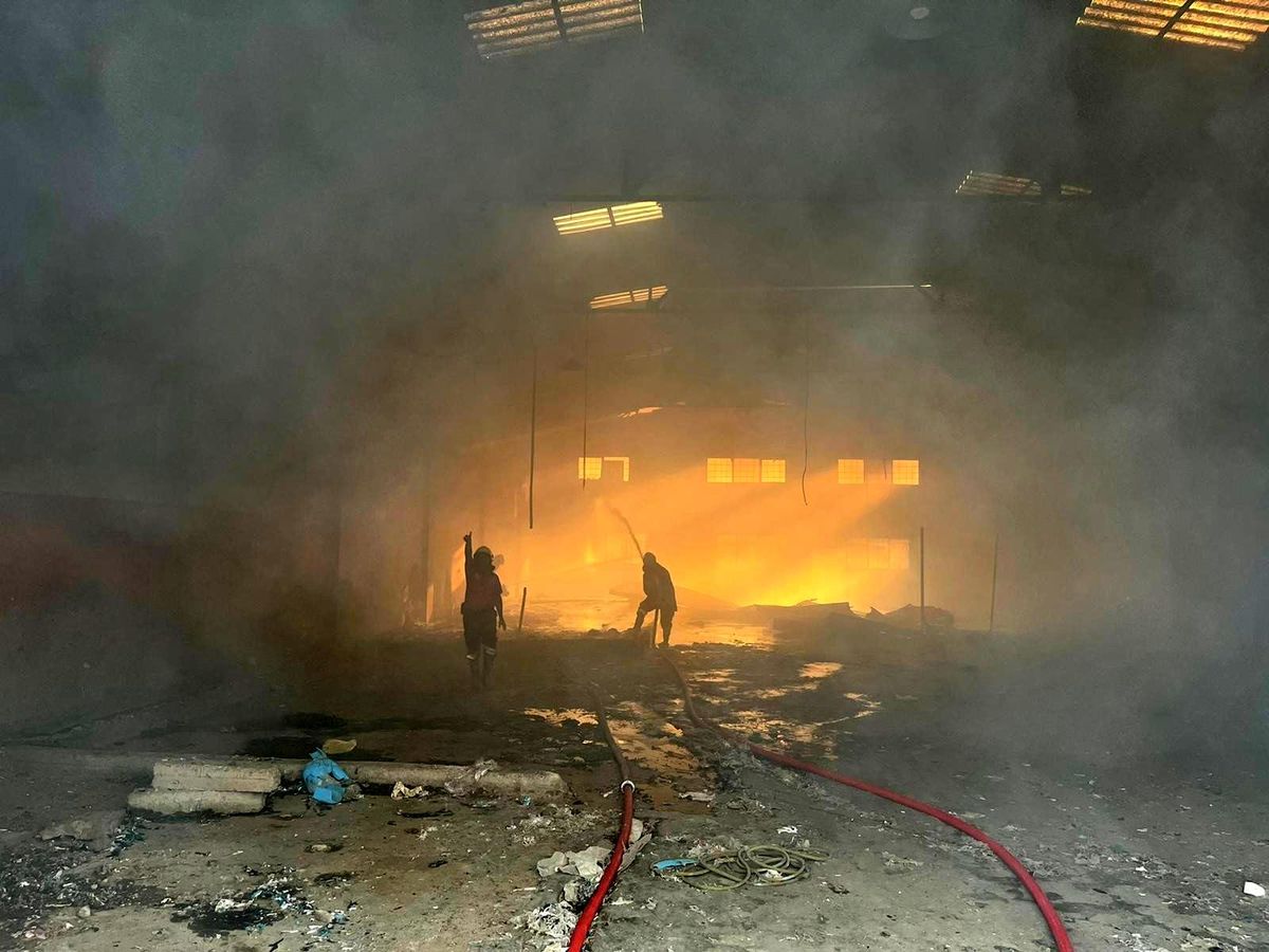 Tarsus\'ta kullanılmayan fabrika alanında yangın