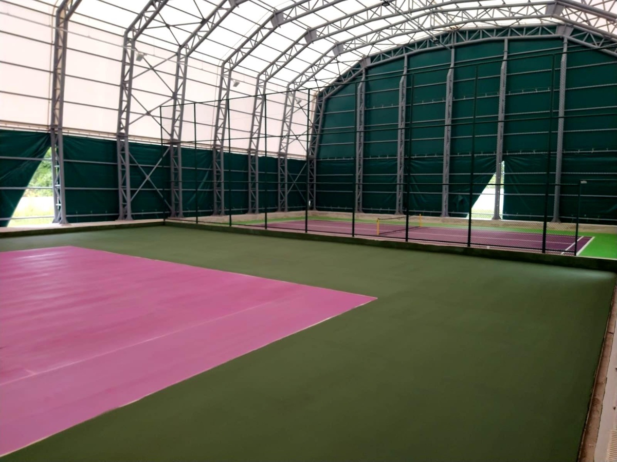 Tenis kortunda hazırlıklar sürüyor