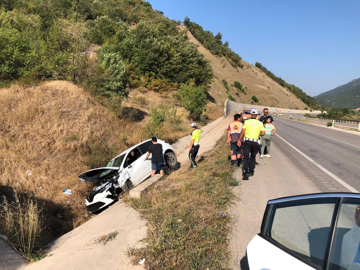 Tokat\'ta istinat duvarına çarpan otomobildeki çift yaralandı