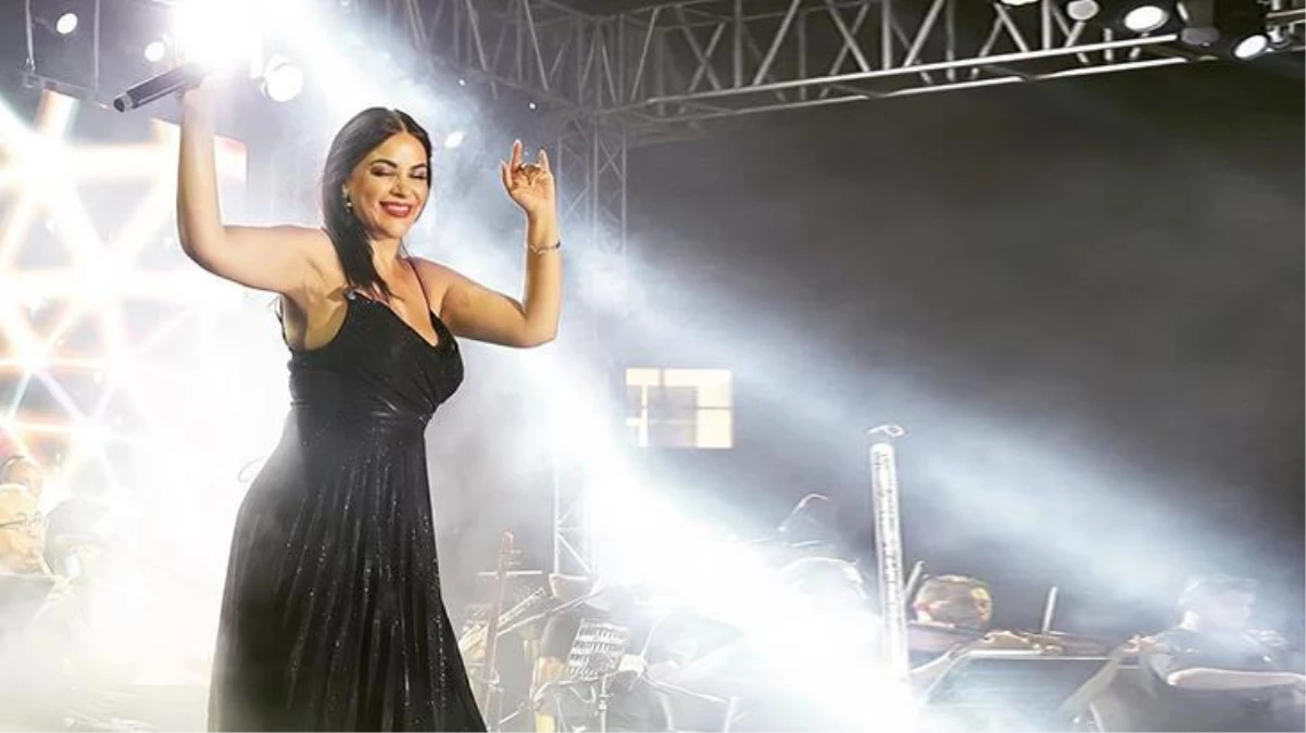 45 yaşındaki Zara, konserinde giydiği siyah elbisesi ile beğeni topladı