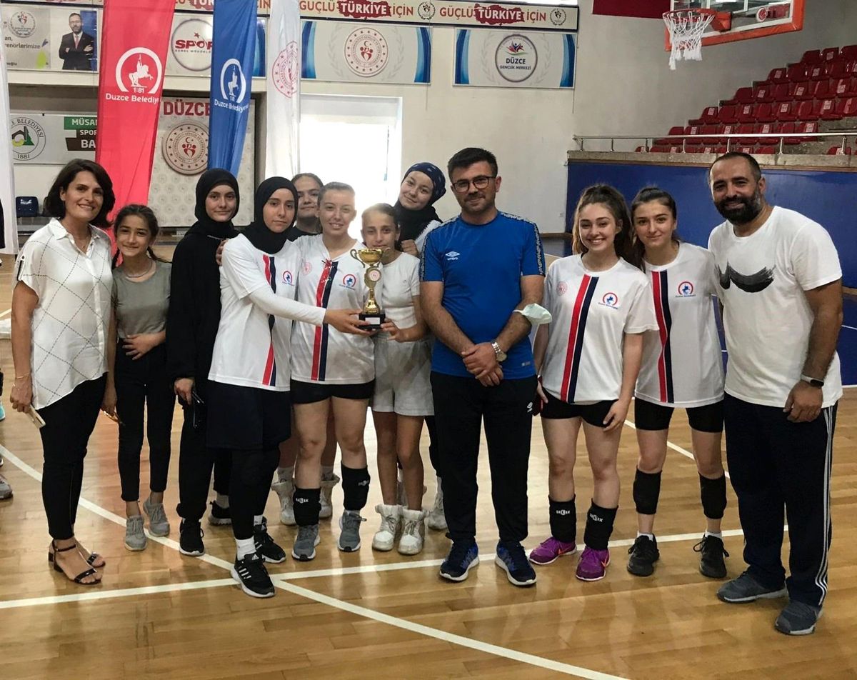 Son dakika! Voleybol turnuvasını Çilimli kazandı