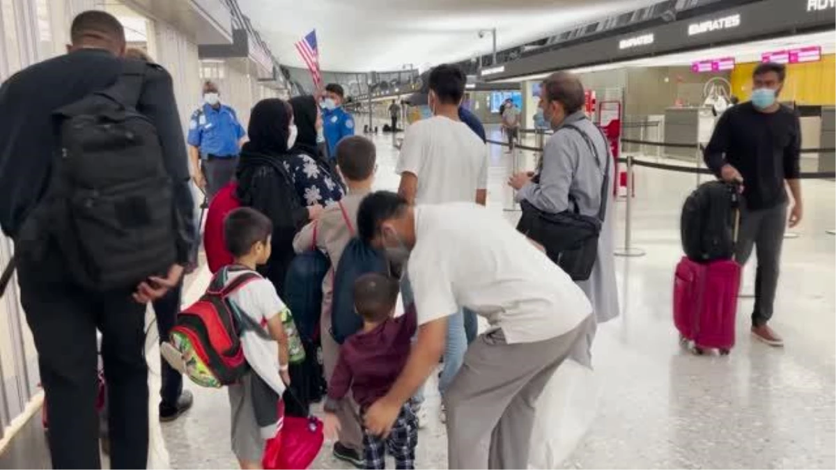 WASHINGTON - Kabil\'den tahliye edilen Afganlar, Dulles Havalimanı\'na getiriliyor